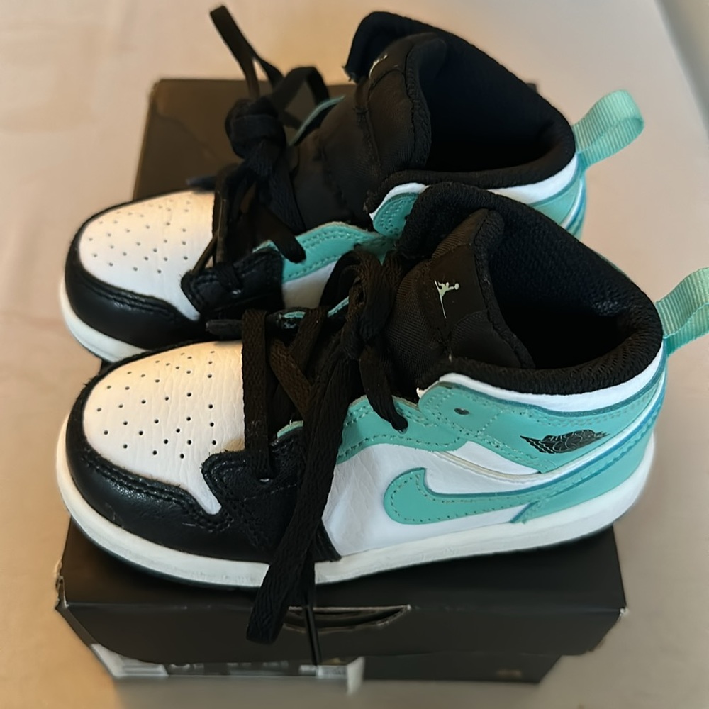 Jordan 1 Mid - Picture 2 of 5